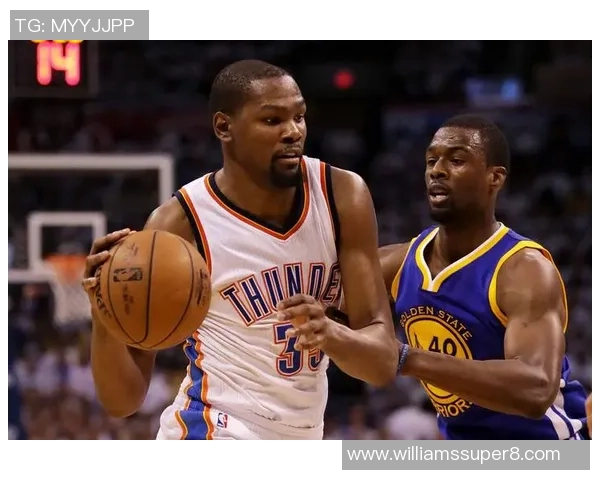 美国足球明星挑战篮球赛场展现全能运动员风采与激情对决