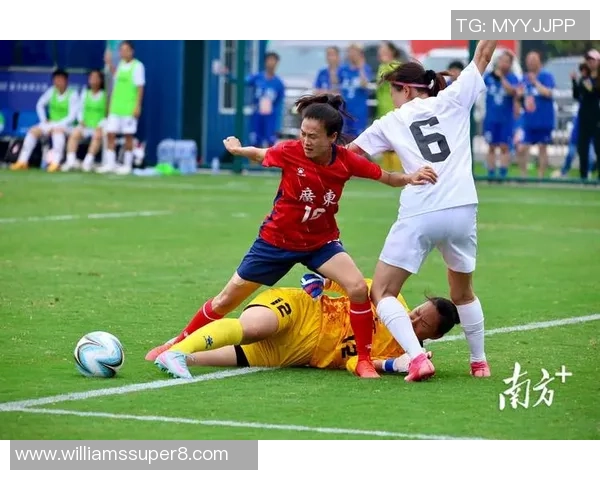 老将重返绿茵场足球明星队伍再聚首展现传奇风采