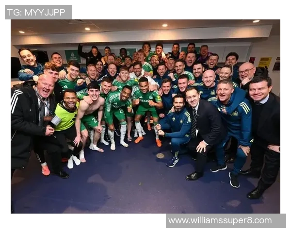 足球明星在赛后弹奏钢琴庆祝胜利展现多才多艺魅力与激情